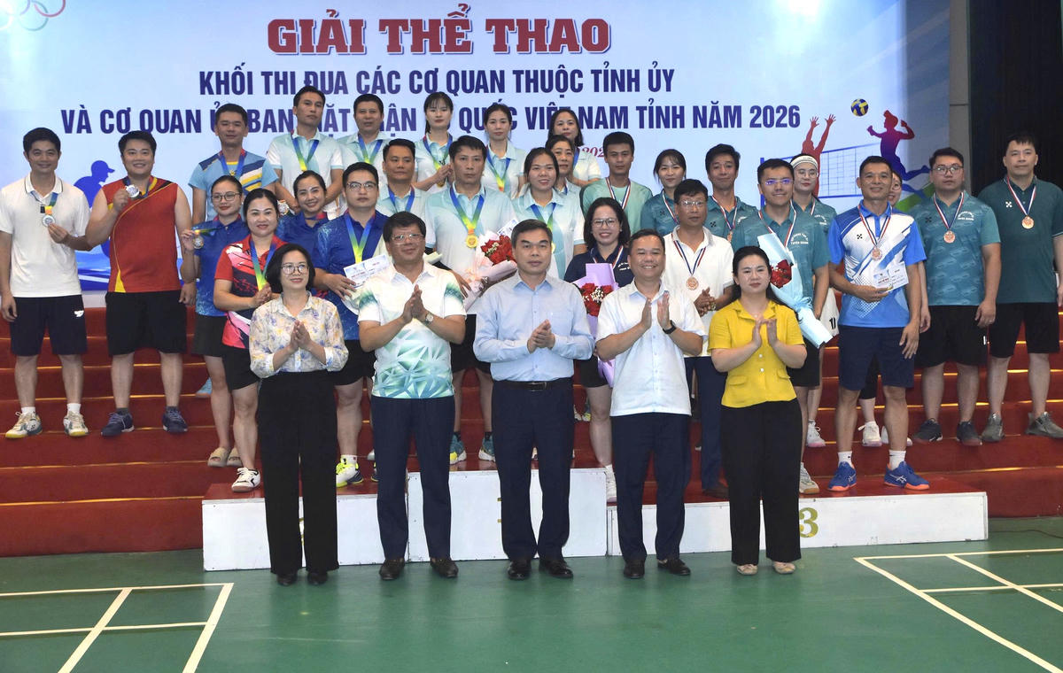 Lãnh đạo tỉnh Tuyên Quang trao giải cho các vận động viên tham gia nội dung bóng chuyền hơi.