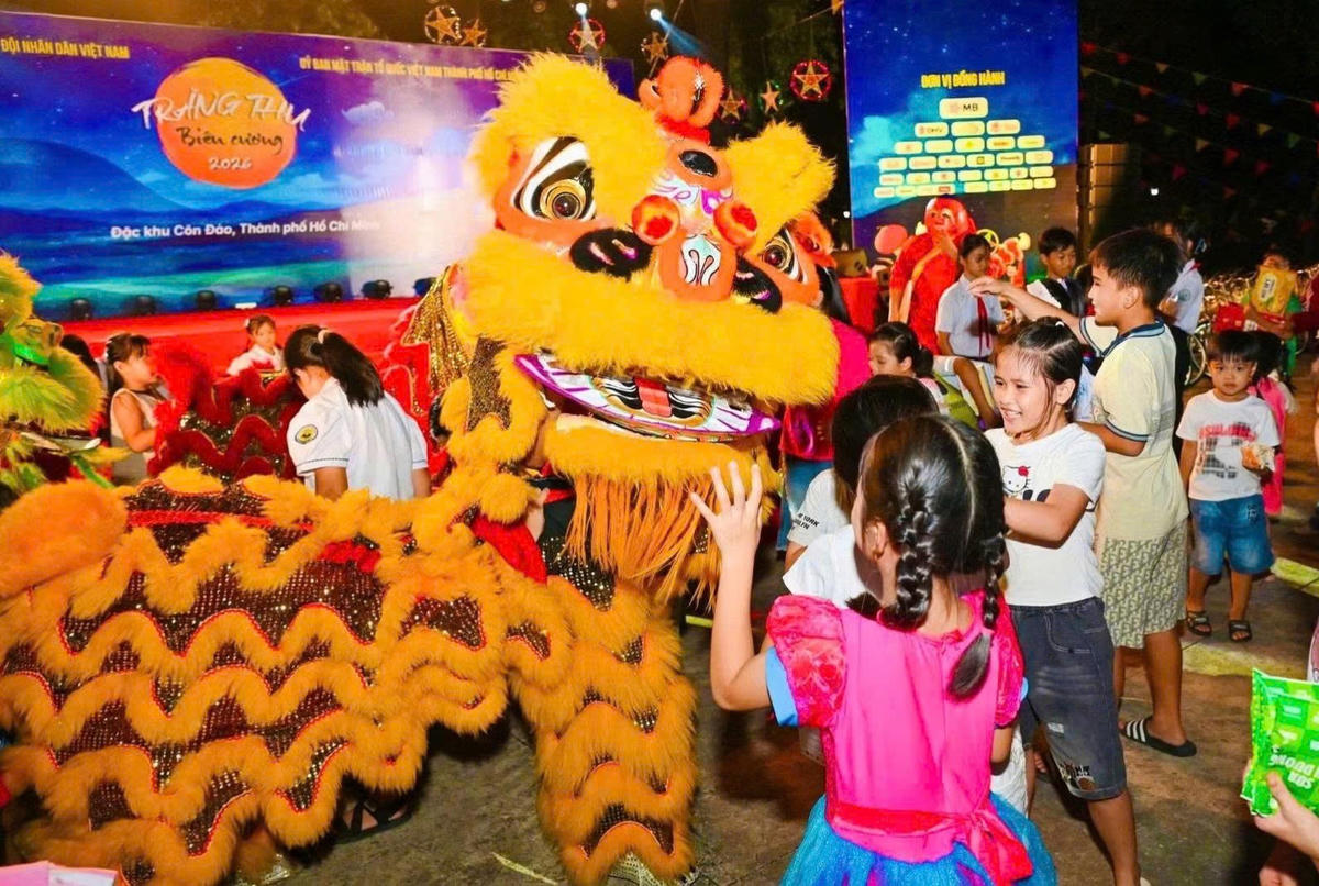 Các em thiếu nhi tại Côn Đảo đón một mùa trăng đầy tình yêu thương đến từ đất liền. Ảnh: Liên Nhi.