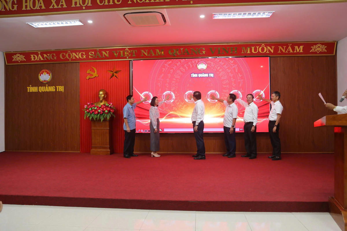 Các đại biểu bấm nút triển khai hoạt động “Tháng nghe dân nói” tại Quảng Trị.