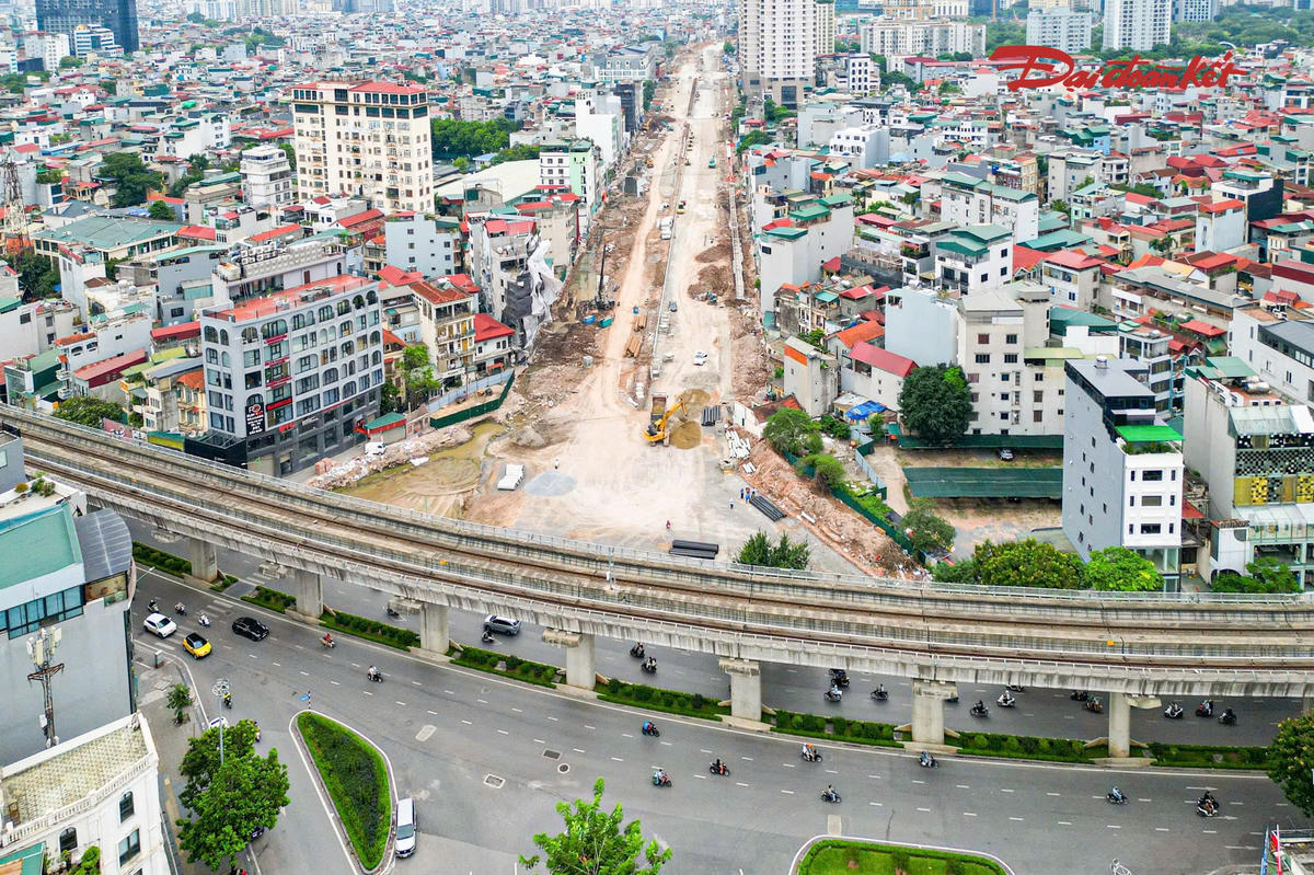 Trong khi đó, dự án Vành đai 2,5 đoạn Cầu Giấy - khu đô thị mới Dịch Vọng dài khoảng 420 m cũng đang được triển khai. Dự án được khởi công từ nhiều năm trước, nhưng đến tháng 5/2026, công tác giải phóng mặt bằng mới được địa phương hoàn tất, tạo điều kiện để tiếp tục thi công.