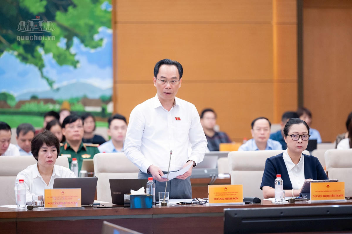 Bộ trưởng Bộ GDĐT Hoàng Minh Sơn báo cáo tại phiên giải trình. Ảnh: quochoi.vn.