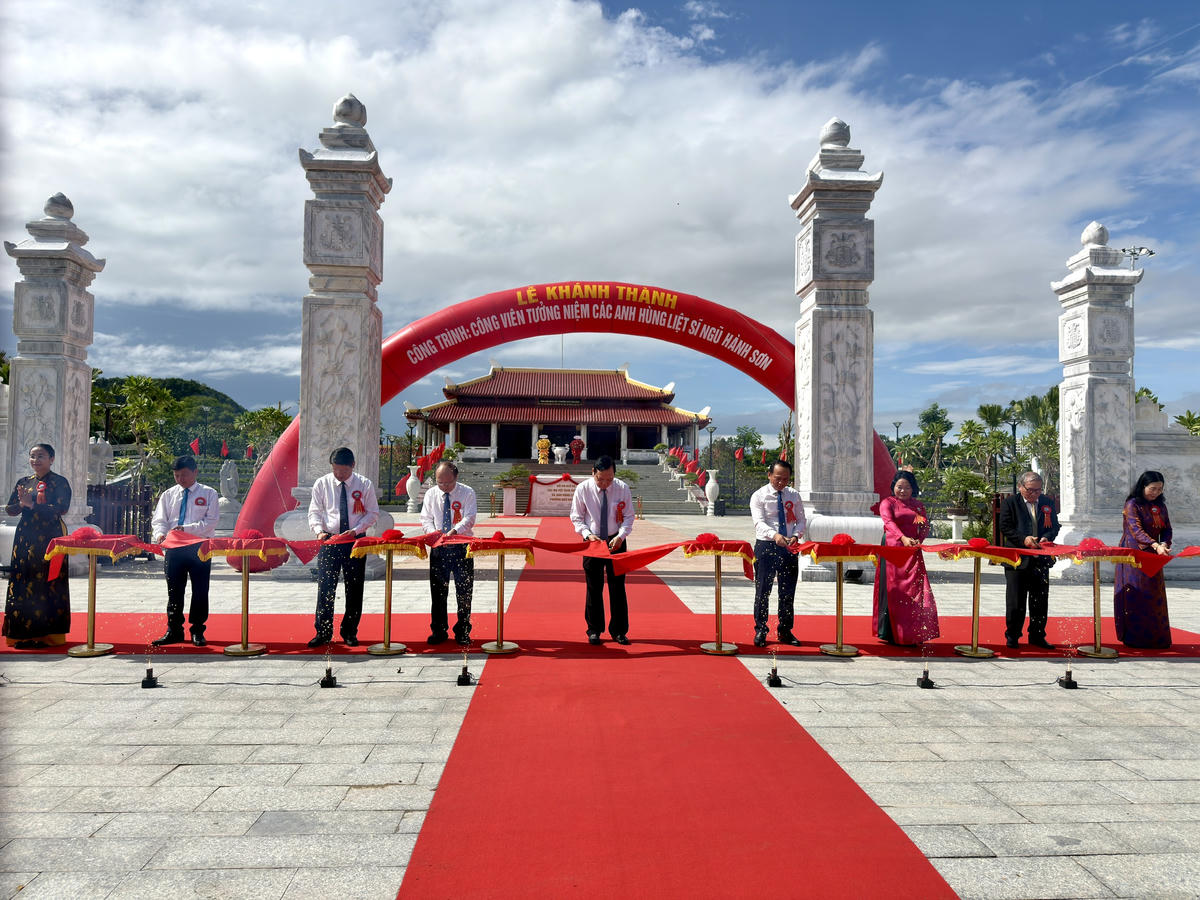 Các đại biểu cắt băng khánh thành. Ảnh: Nguyễn Tú.
