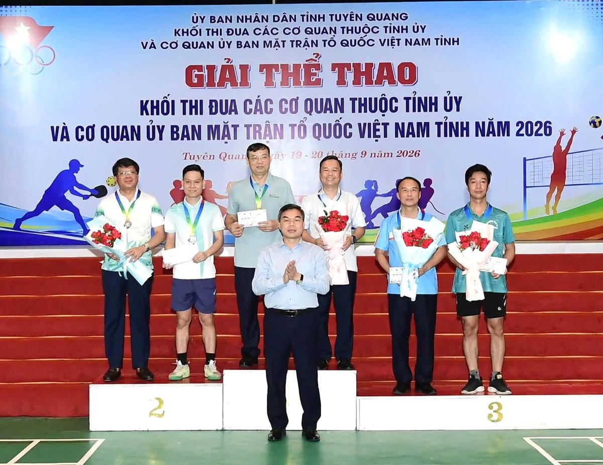 Ông Ma Thế Hồng, Phó Bí thư Tỉnh ủy, Bí thư Đảng ủy MTTQ, các đoàn thể tỉnh, Chủ tịch Ủy ban MTTQ Việt Nam tỉnh Tuyên Quang trao giải cho nội dung đôi lãnh đạo.
