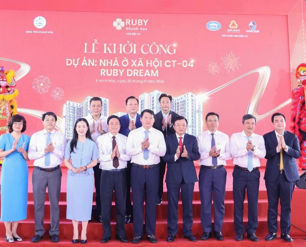 Lãnh đạo tỉnh Khánh Hòa và các đại biểu chụp hình lưu niệm tại buổi lễ.