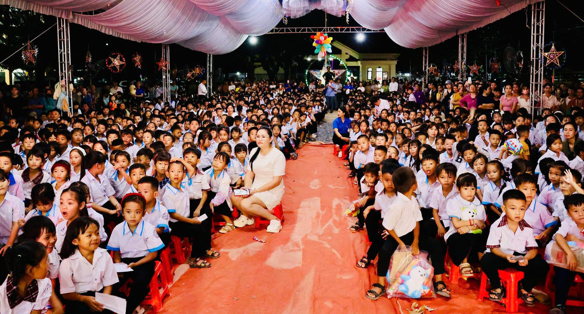 Hàng nghìn trẻ em vùng biên xã Ia Lốp háo hức mong đợi  trong đêm hội trăng rằm. Ảnh: Ngọc Lân.
