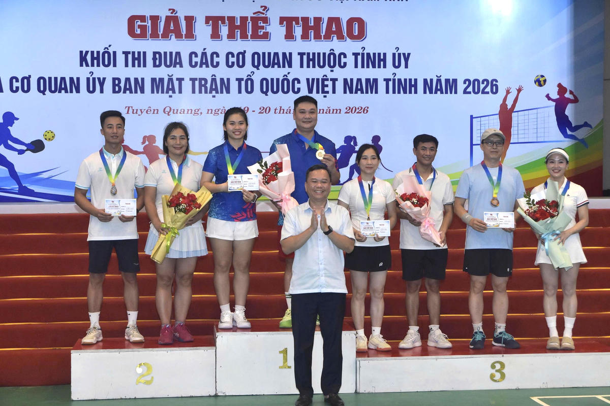 Ông Đỗ Hùng Đức, Ủy viên BCH Đảng bộ tỉnh, Phó Chủ tịch UBND tỉnh Tuyên Quang trao giải cho nội dung đôi nam, nữ phong trào.