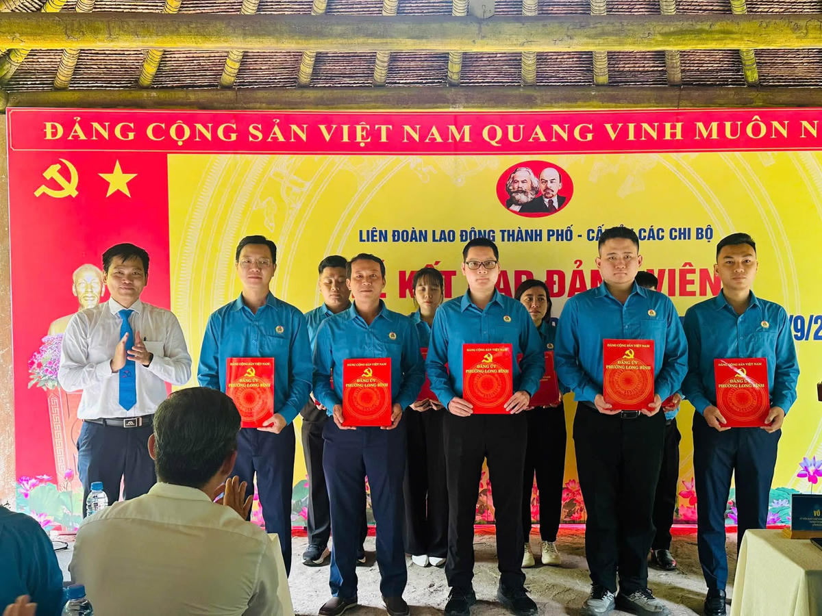 Liên đoàn lao động TPHCM trao quyết định kết nạp Đảng đối với công nhân, lao động ưu tú.