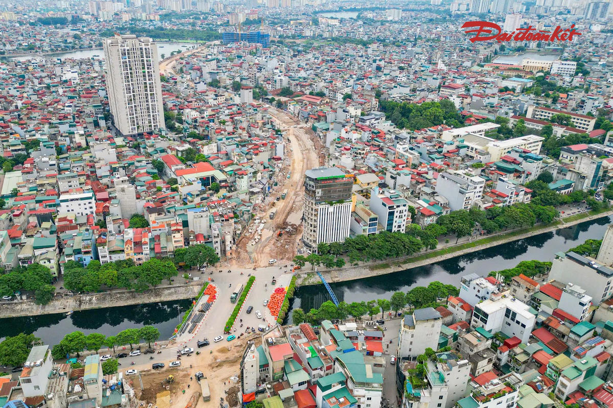 Từ trên cao, phần tuyến đã dần thành hình, trong đó nền đường, hệ thống thoát nước và các hạng mục kỹ thuật đang được thi công song song.