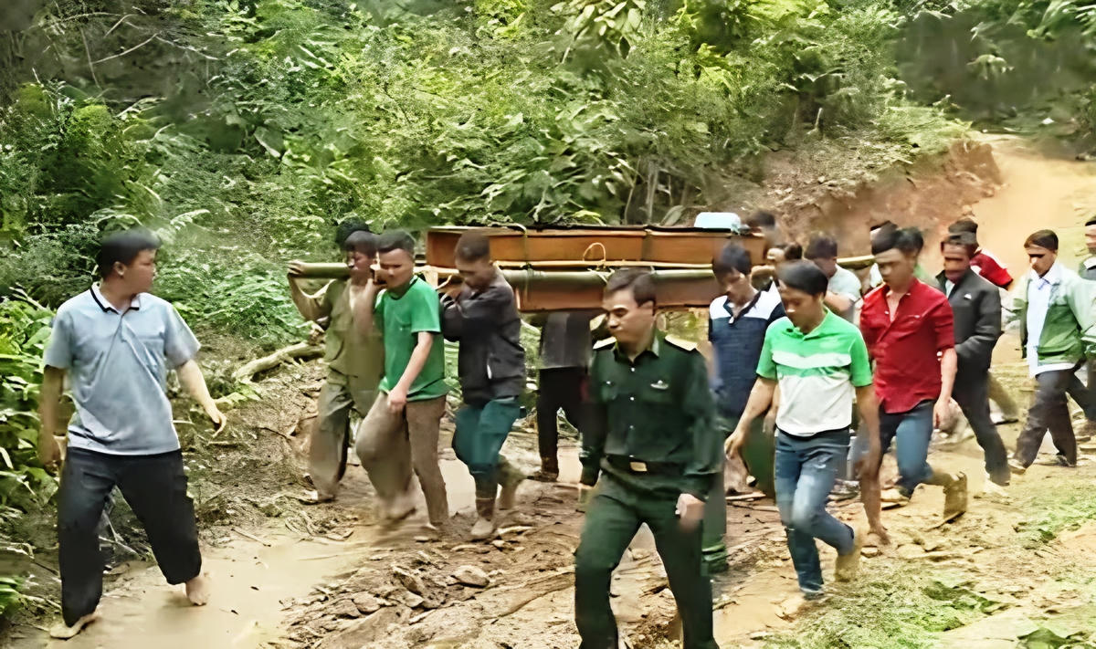 Nhờ sự kiên trì vận động của các chiến sĩ Bộ đội Biên phòng, hủ tục tang ma của đồng bào người Mông ở Pù Nhi dần được xóa bỏ.
