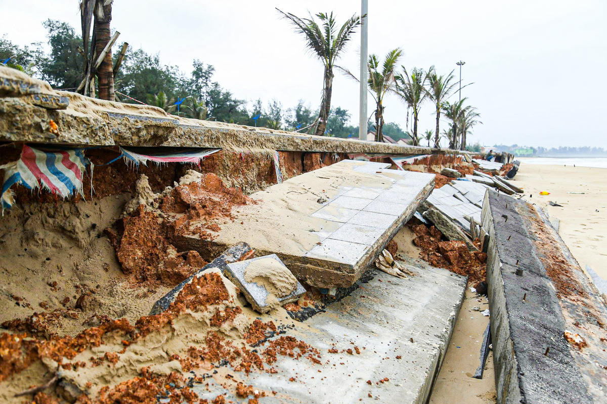 Khoảng 100m bờ kè ở Bãi tắm Trung Giang (xã Bến Hải, tỉnh Quảng Trị) bị hư hỏng sau những đợt mưa bão năm 2025. Ảnh: Cẩm Kỳ.