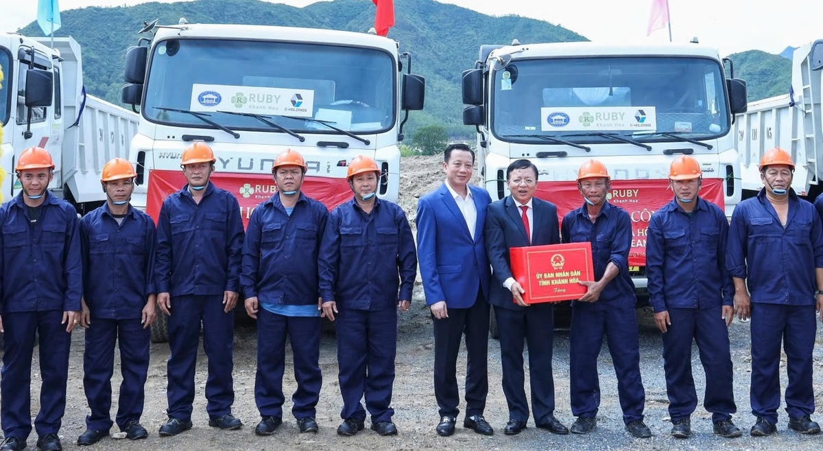 Ông Lê Huyền, Phó Chủ tịch UBND tỉnh Khánh Hòa, tặng quà cho chủ đầu tư, đội ngũ kỹ sư, công nhân thi công tại dự án.