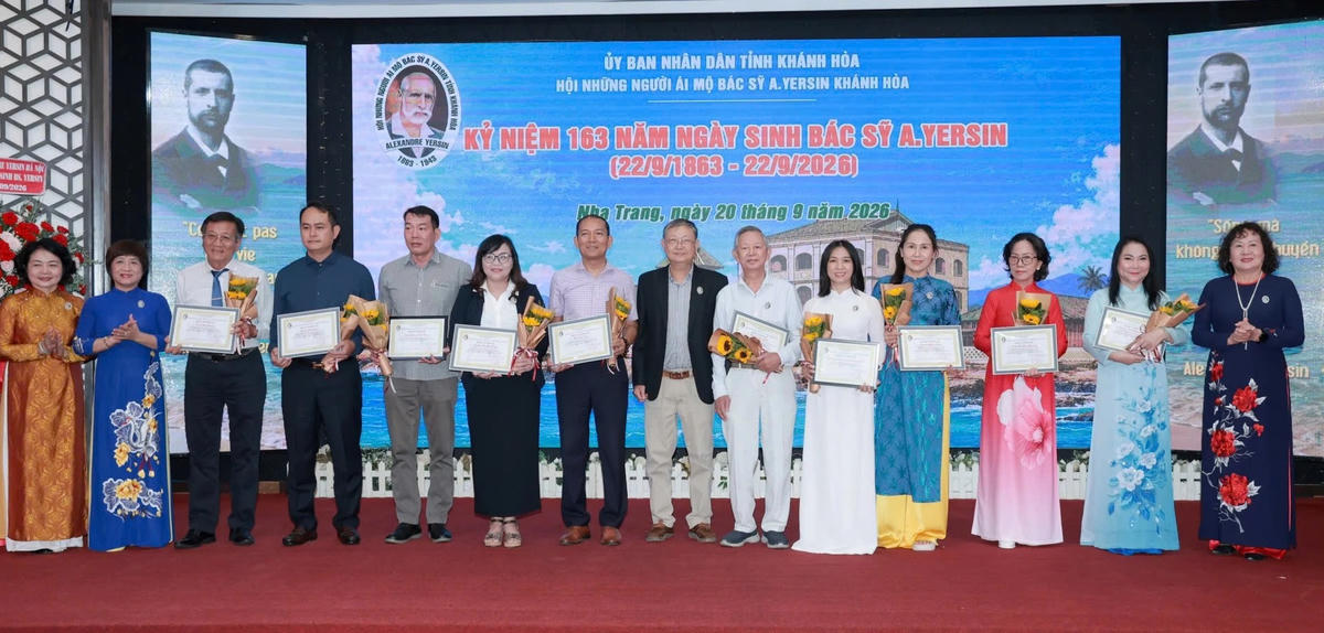 Hội những người ái mộ bác sĩ A. Yersin tri ân các doanh nghiệp, mạnh thường quân đồng hành trong hoạt động xã hội, thiện nguyện tại buổi lễ.