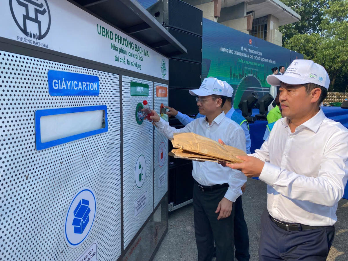 Kích hoạt mạng lưới 100 điểm phân loại, thu hồi chất thải tái chế Ảnh: Khương Trung