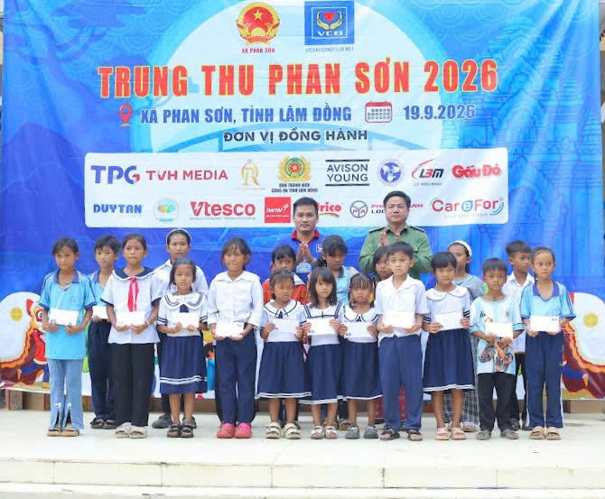 Lâm Đồng: Trung thu ấm áp với 2.000 em nhỏ có hoàn cảnh khó khăn tại xã miền núi Phan Sơn