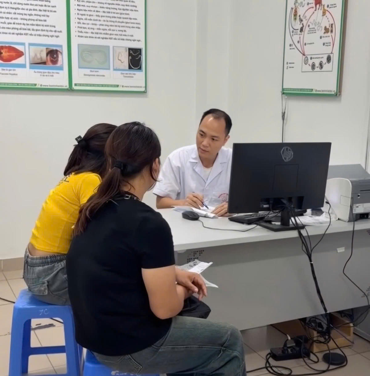 Tư vấn phòng bệnh sau mưa lũ cho người dân. Ảnh: BV Bệnh Nhiệt đới Trung ương.