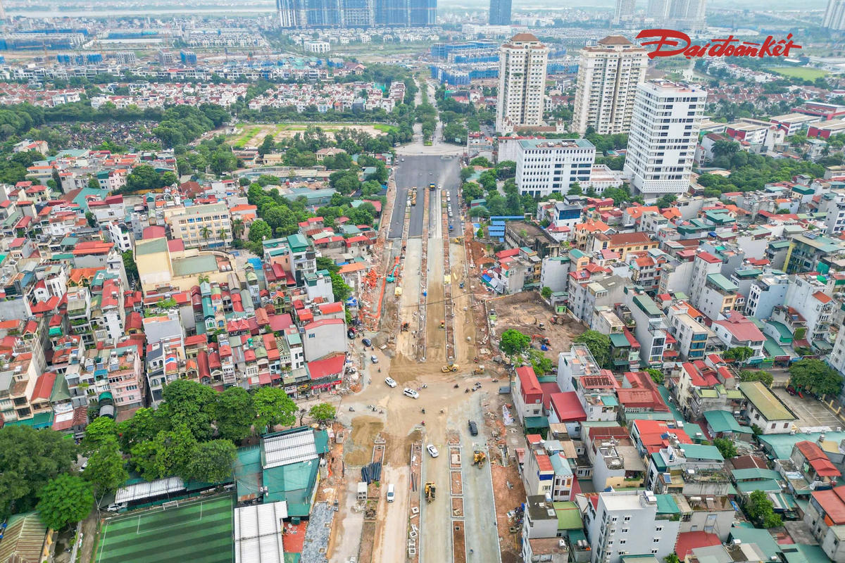 Tuyến đường dài khoảng 582 m, rộng 50 m, kết nối khu Đoàn Ngoại giao với đường Nguyễn Hoàng Tôn. Dự án được đầu tư đồng bộ nền, mặt đường, hệ thống thoát nước, cấp nước, hào kỹ thuật, chiếu sáng, vỉa hè, cây xanh và tổ chức giao thông.