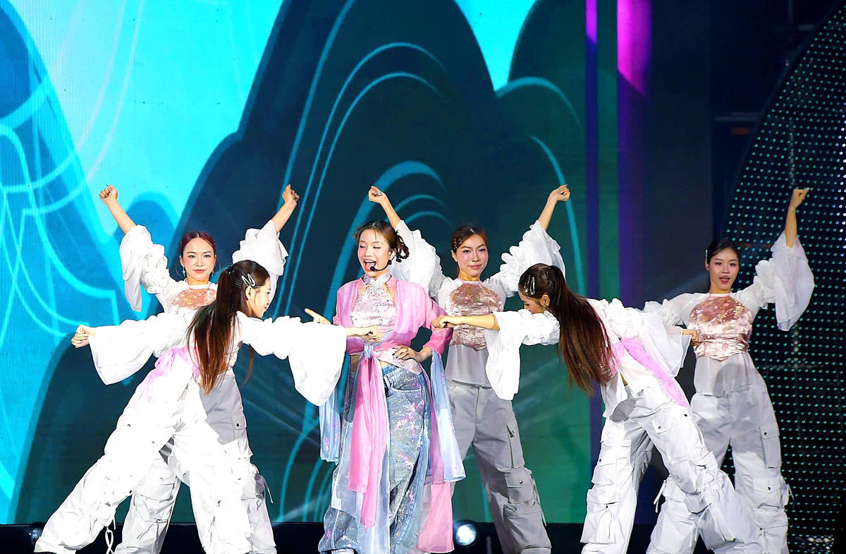 Đêm bế mạc không chỉ là điểm kết của một kỳ Festival mà còn tiếp tục kể câu chuyện về Hà Nội qua nghệ thuật, nơi những giá trị di sản được nối dài trong đời sống hôm nay.