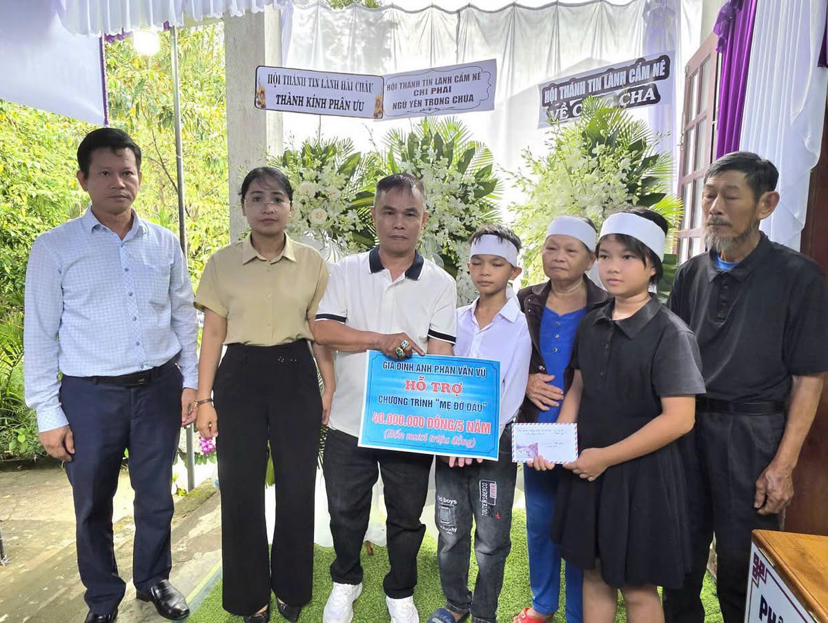 Hội Liên hiệp Phụ nữ xã Hòa Tiến vận động gia đình anh Phan Văn Vũ nhận đỡ đầu con chị Hiệp. Ảnh: Văn Đức.