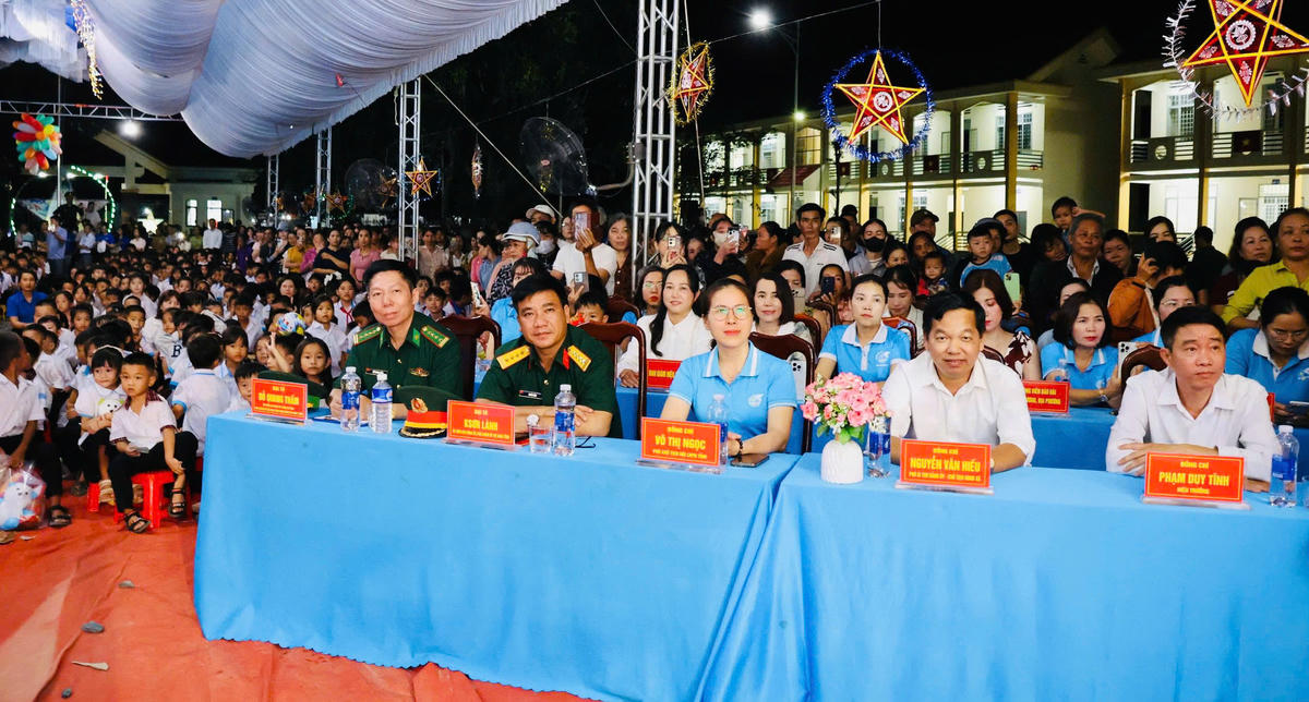 Các đại biểu về dự đêm hội trăng rằm tại xã Ia Lốp. Ảnh: Ngọc Lân.