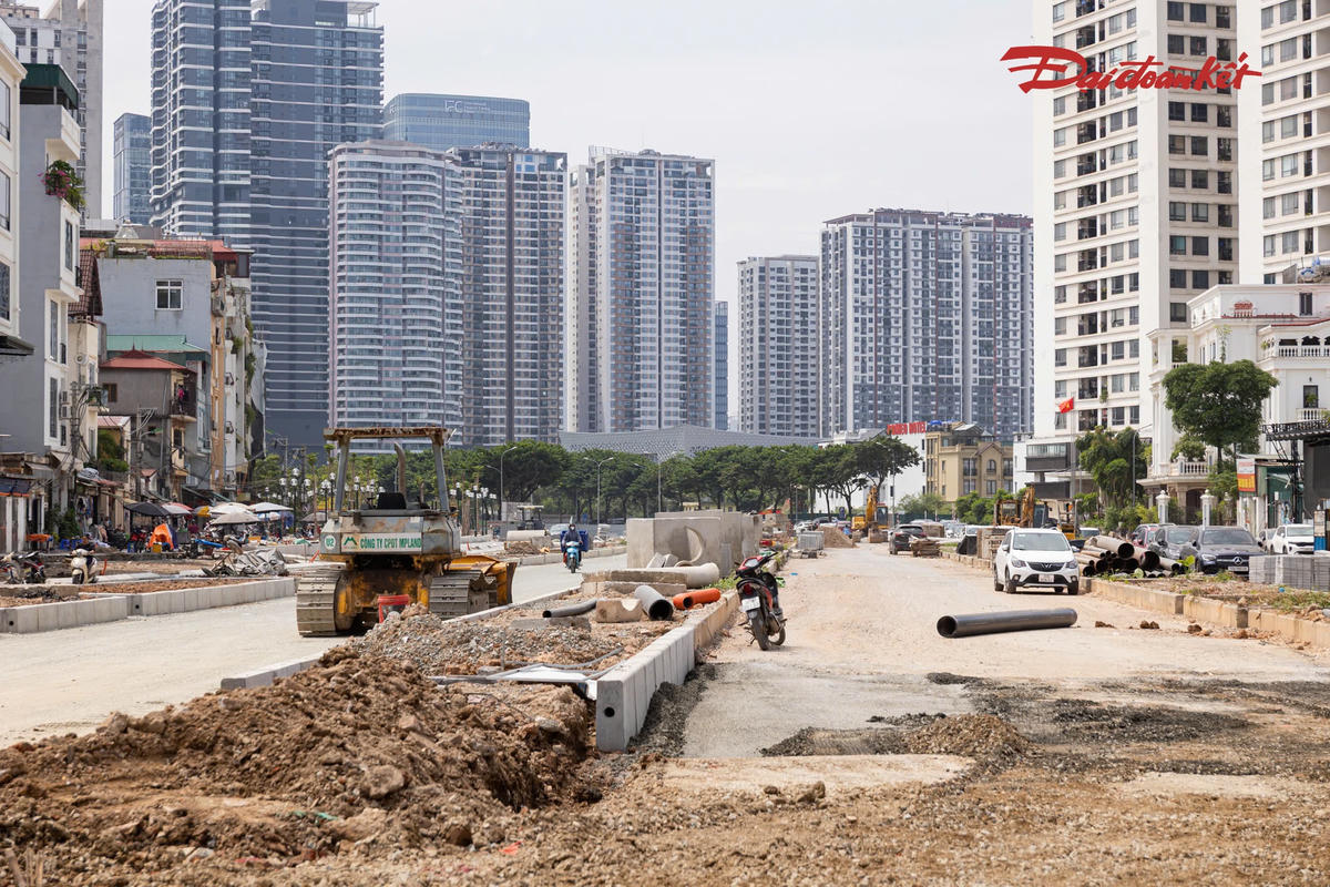 Các hạng mục còn lại như thảm nhựa, lát hè, bó vỉa, lắp đặt chiếu sáng, trồng cây xanh và tổ chức giao thông đang được khẩn trương triển khai. Mục tiêu đặt ra là thông xe kỹ thuật tuyến trước ngày 30/9.