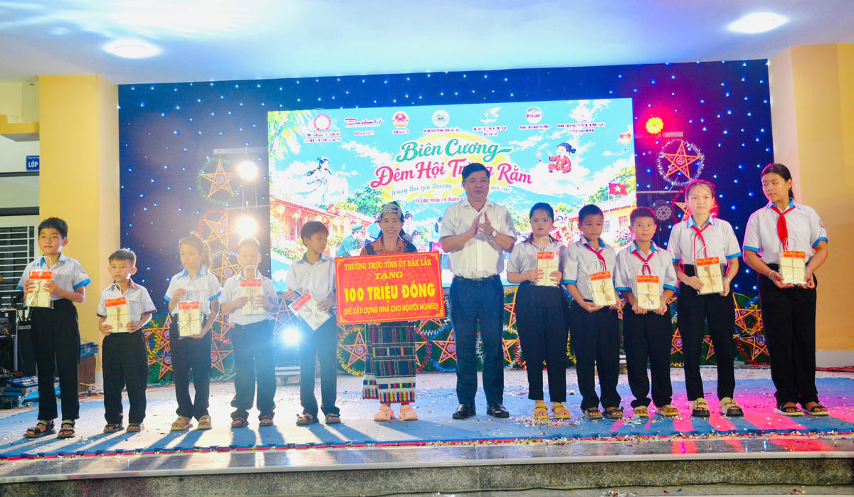Ông Lương Nguyễn Minh Triết, Bí thư Tỉnh ủy Đắk Lắk, trực tiếp trao 10 suất học bổng tặng các em học sinh có hoàn cảnh khó khăn; và trao 100 triệu đồng kinh phí xây dựng nhà tặng một hộ dân trên địa bàn xã Ia Lốp. Ảnh: Ngọc Lân.