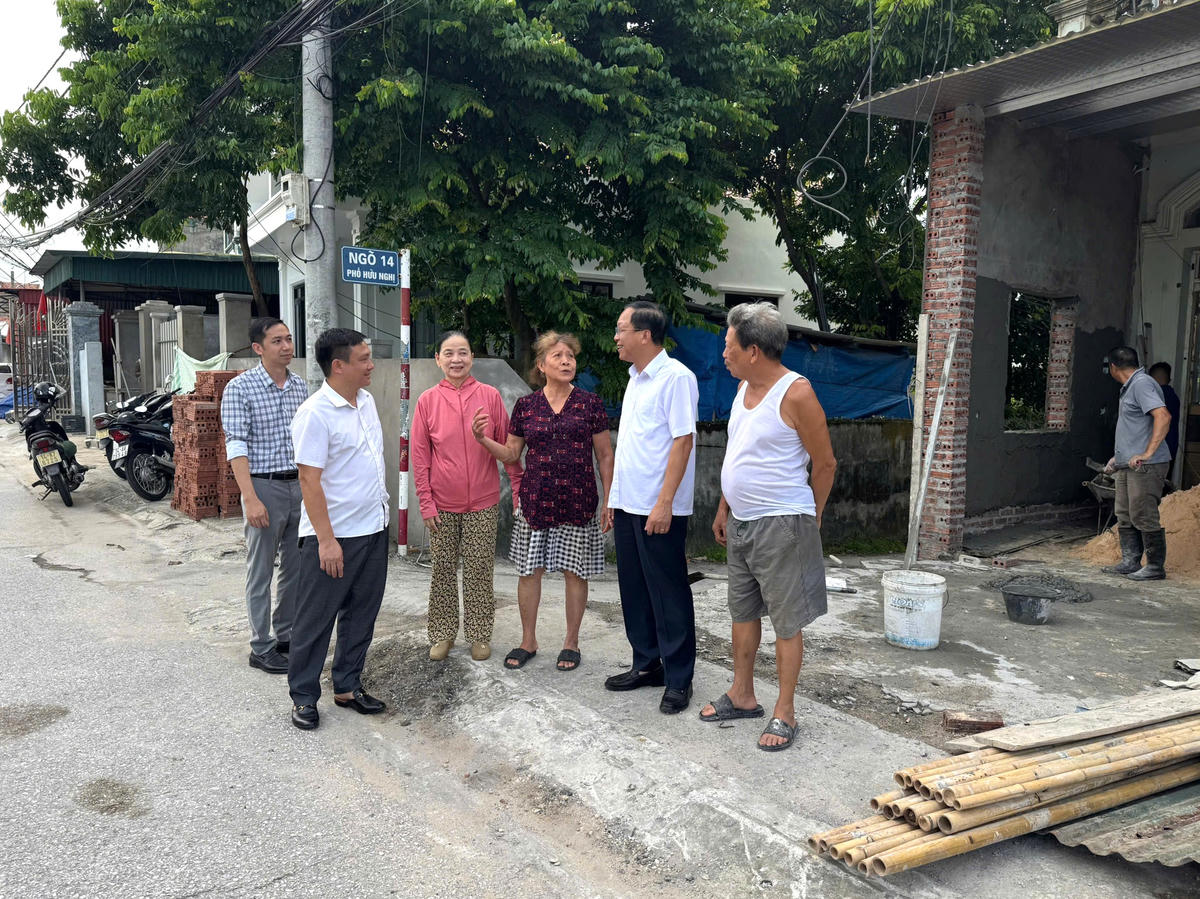 Lãnh đạo phường Uông Bí trò chuyện với các hộ dân trong diện GPMB thực hiện Dự án chỉnh trang tuyến phố Hữu Nghị để kịp thời nắm bắt tâm tư nguyện vọng, tháo gỡ những khó khăn, vướng mắc. Ảnh: Huyền Trang
