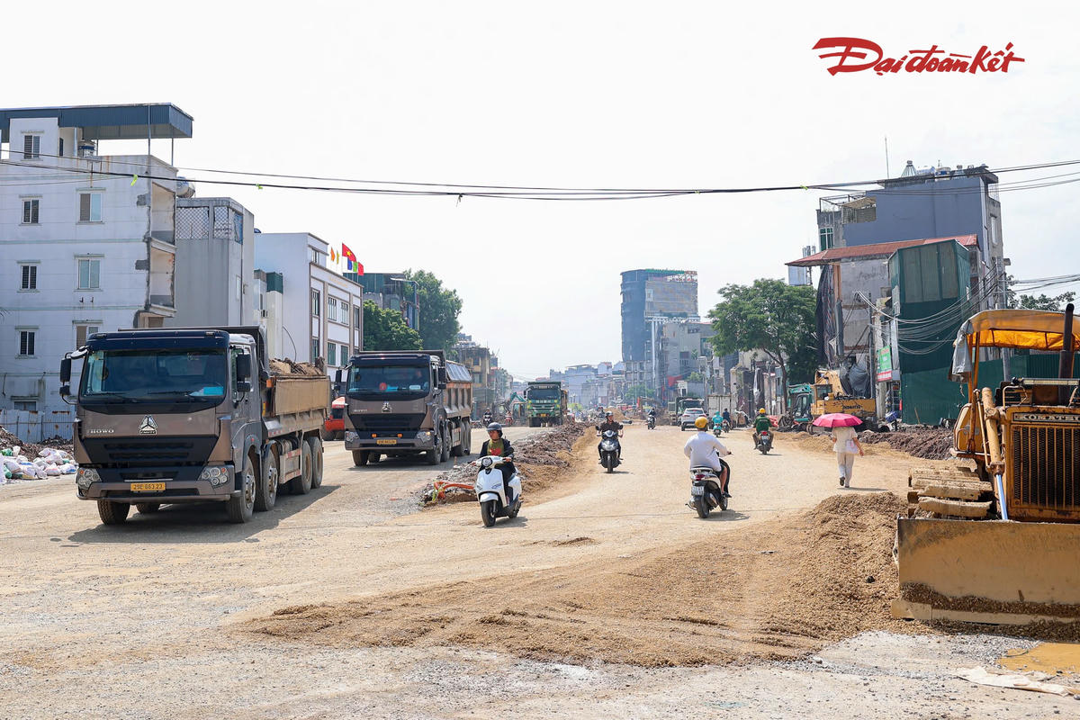 Trên công trường, máy móc, thiết bị cùng lực lượng kỹ sư, công nhân được huy động để triển khai đồng thời nhiều hạng mục.