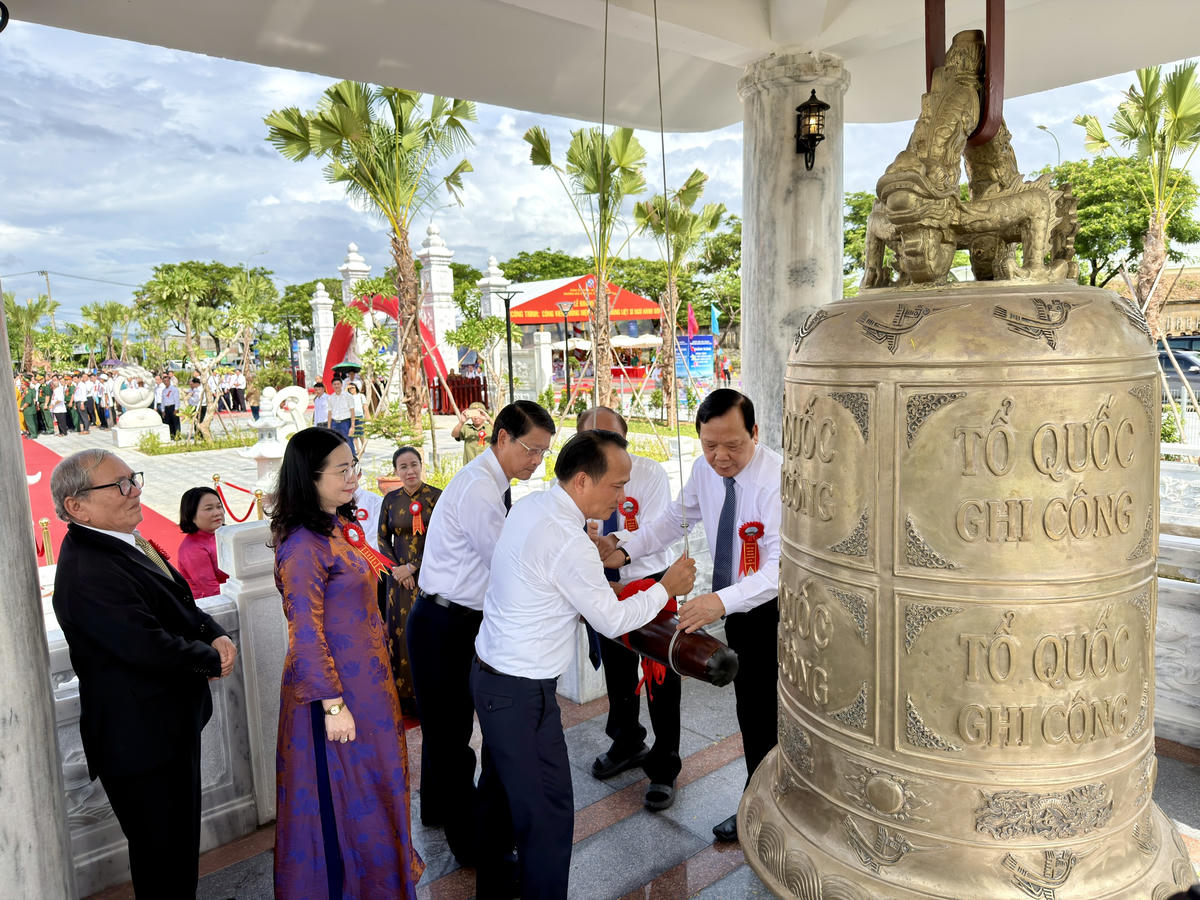 Thực hiện nghi thức thỉnh chuông. Ảnh: Nguyễn Tú.