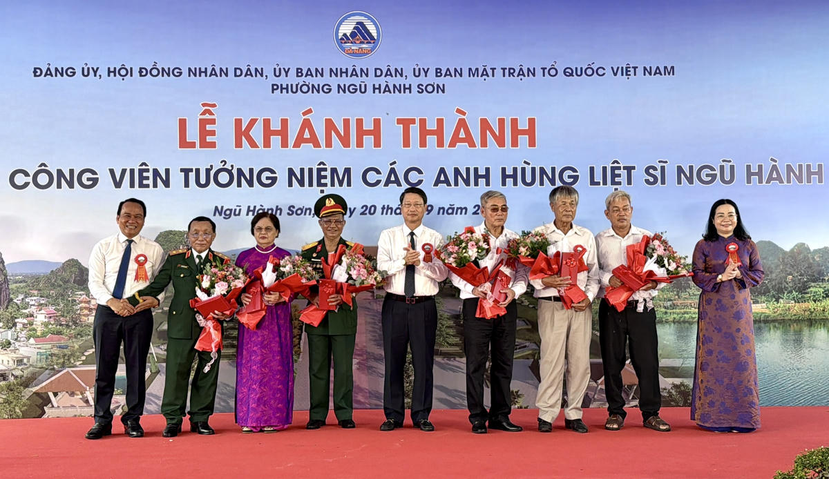 Các vị lãnh đạo tặng hoa tri ân các Anh hùng lực lượng vũ trang nhân dân: Nguyễn Trung Thu, Trần Ngọc Trung, Mai Thị Rân, Mai Thanh Mẫn, thương binh Mai Ánh và bệnh binh Thái Đình Quá. Ảnh: Nguyễn Tú.