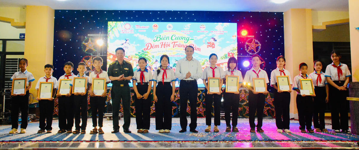 Ông Nguyễn Đình Viên, Ủy viên Ban Thường vụ Tỉnh ủy, Chánh Văn phòng Tỉnh ủy và Đại tá Đỗ Quang Thấm, Phó Chính ủy Bộ Chỉ huy Quân sự tỉnh, Chính ủy Ban Chỉ huy Bộ đội Biên phòng tỉnh trao Thư khen và học bổng cho học sinh vượt khó học giỏi. Ảnh: Ngọc Lân.