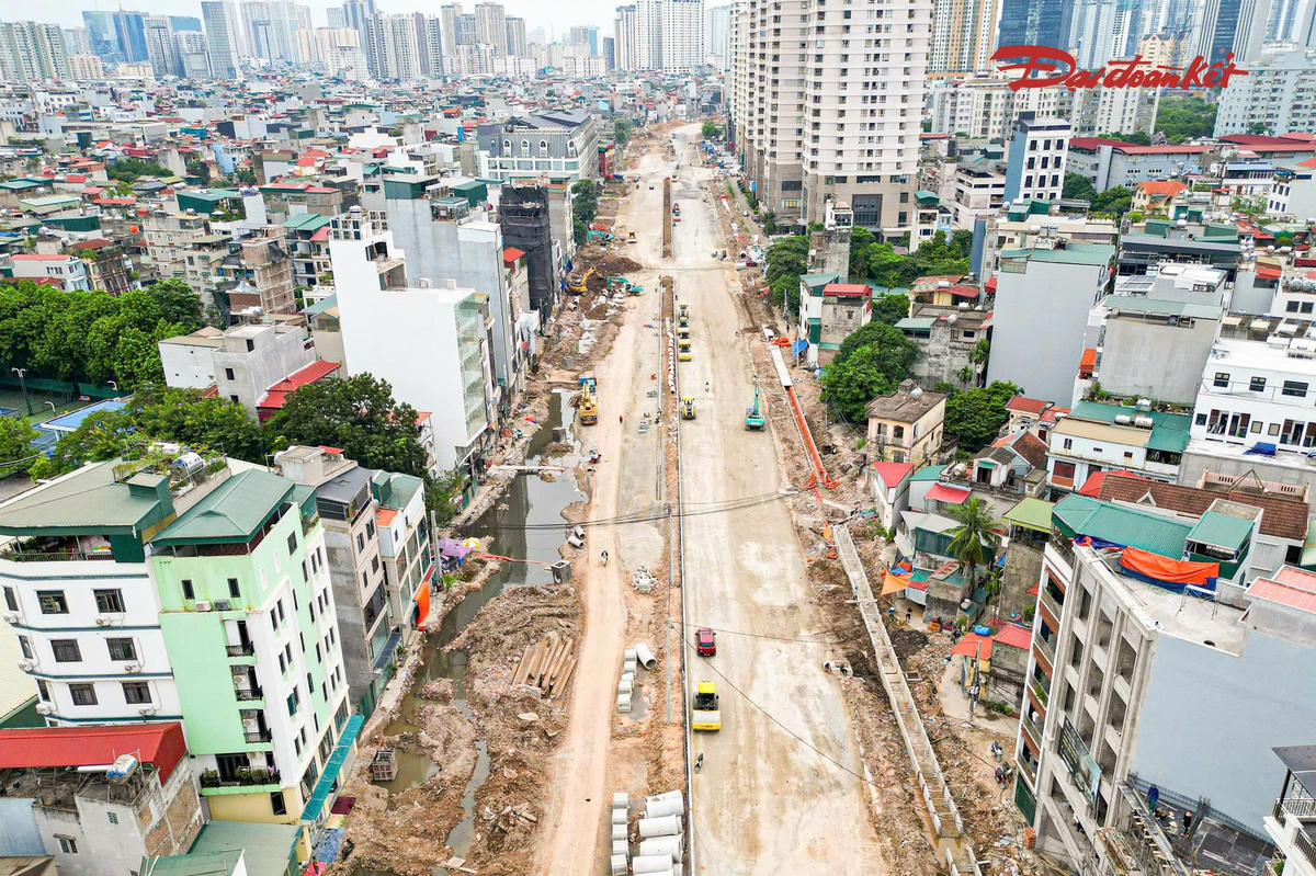 Đến nay, đoạn khu đô thị mới Dịch Vọng - Dương Đình Nghệ đạt hơn 80% khối lượng. Hệ thống thoát nước mưa, thoát nước thải đã hoàn thành. Các nhà thầu đang tiếp tục thi công nền đường, mặt đường và hạ tầng kỹ thuật, phấn đấu cơ bản hoàn thành trước ngày 5/10.