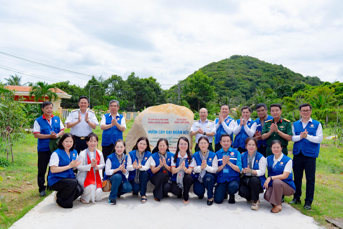 Khánh thành “Vườn cây Đại đoàn kết” tại Côn Đảo. Ảnh: MTTP.