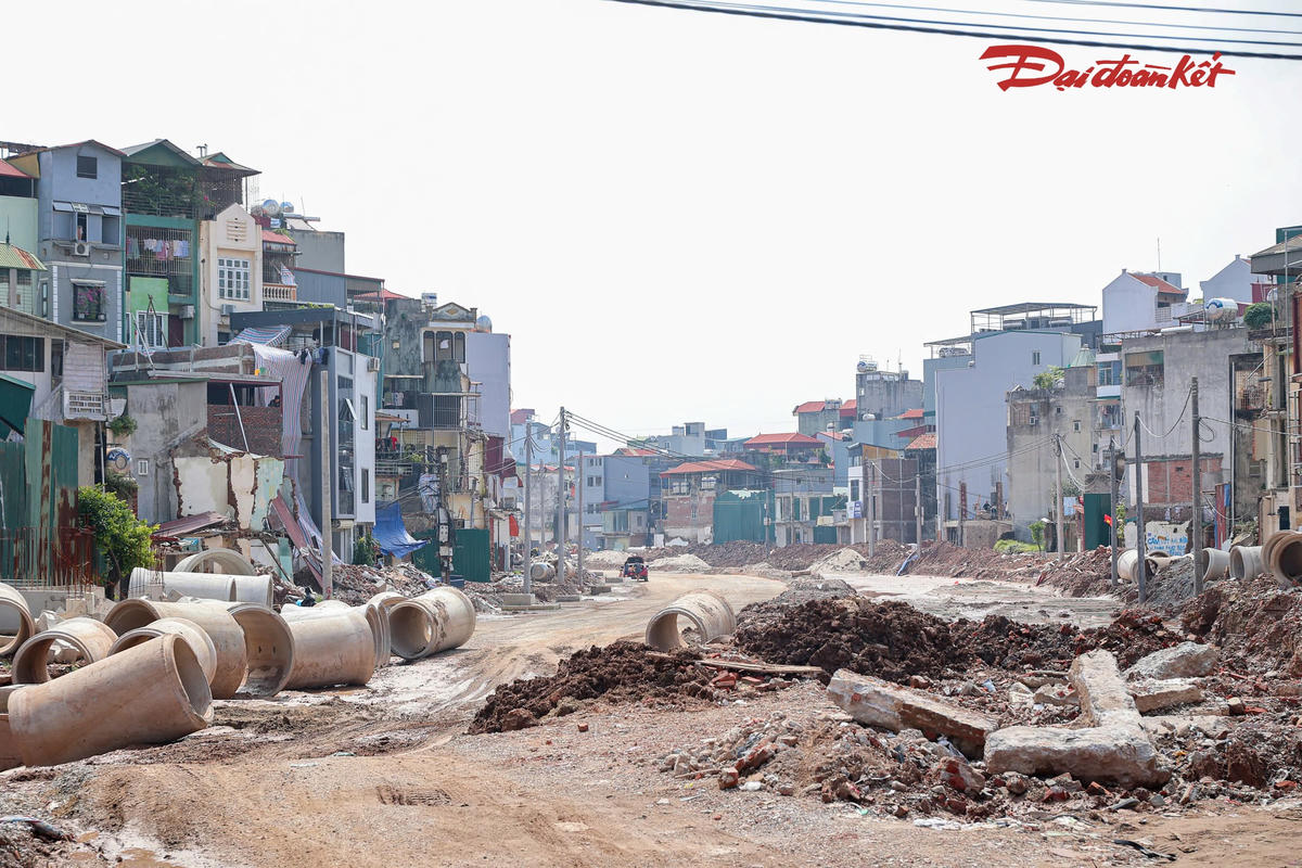 Tại đoạn Ngụy Như Kon Tum - Nguyễn Trãi, các cấu kiện cống bê tông đúc sẵn được tập kết dọc công trường để phục vụ thi công hệ thống thoát nước.