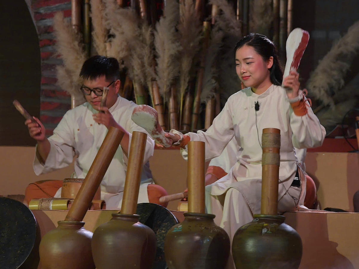 Trong không gian trình diễn, các nghệ sĩ phiêu cùng những thanh âm được tạo ra từ đất. Khán giả cũng hòa vào dòng âm thanh ấy, lắng nghe, cảm nhận và đắm chìm trong những cung bậc khác nhau.