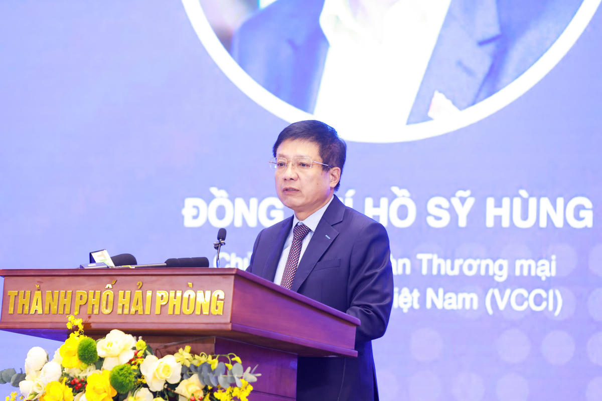 Phát biểu khai mạc, ông Hồ Sỹ Hùng, Chủ tịch VCCI khẳng định: Với vị trí là “cửa ngõ”, Vùng đồng bằng sông Hồng đang từng bước khẳng định vai trò là một cực tăng trưởng logistics quan trọng của cả nước. Các hành lang kinh tế Bắc - Nam, hành lang kinh tế Lào Cai - Hà Nội - Hải Phòng - Quảng Ninh, hành lang kinh tế ven biển Ninh Bình - Hưng Yên - Hải Phòng - Quảng Ninh được định hướng trở thành những trục kết nối quan trọng. Ảnh: PT. 
