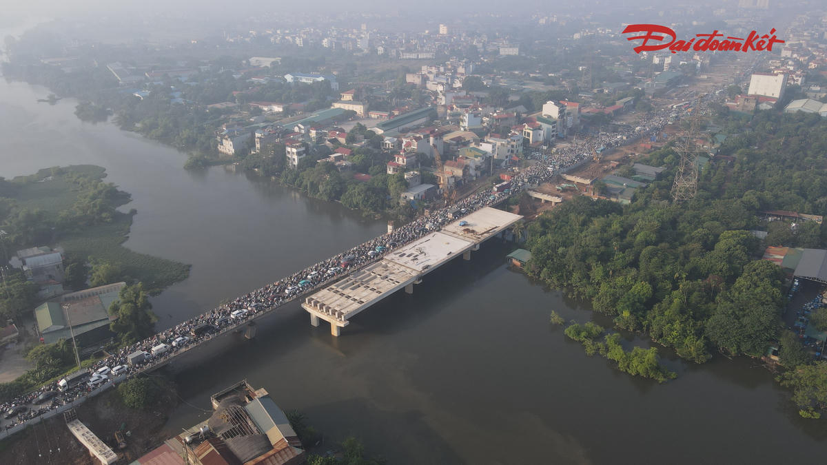 Cầu Mai Lĩnh ùn tắc, dòng phương tiện nối dài, việc di chuyển qua khu vực gặp nhiều khó khăn.