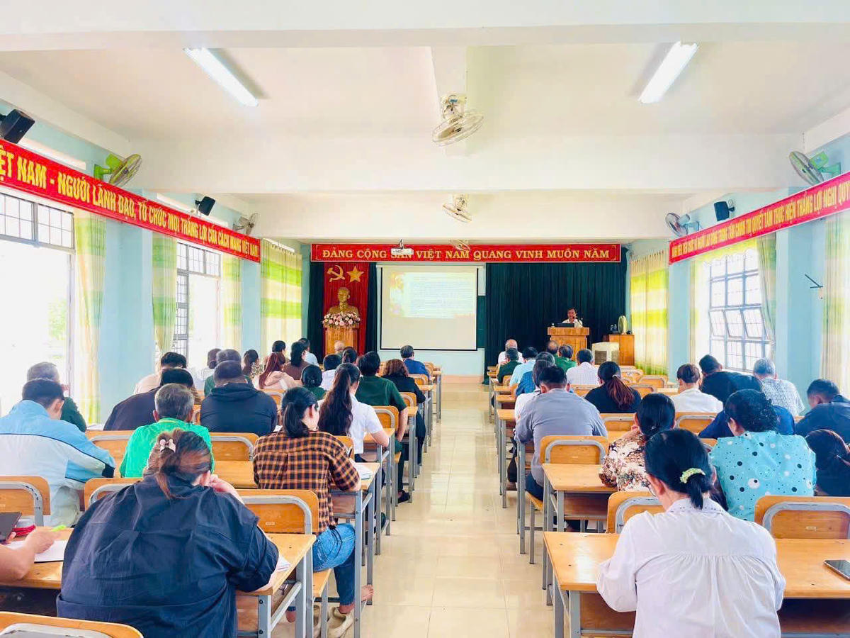 Cán bộ Mặt trận xã Tuy Phước Tây tập huấn các đại biểu triển khai các mô hình chuyển đổi số. Ảnh: ĐS.