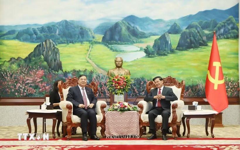 Tổng Bí thư, Chủ tịch nước Lào Thongloun Sisoulith (phải) tiếp Phó Thủ tướng Thường trực Chính phủ Phạm Gia Túc. (Ảnh: Xuân Tú/TTXVN)