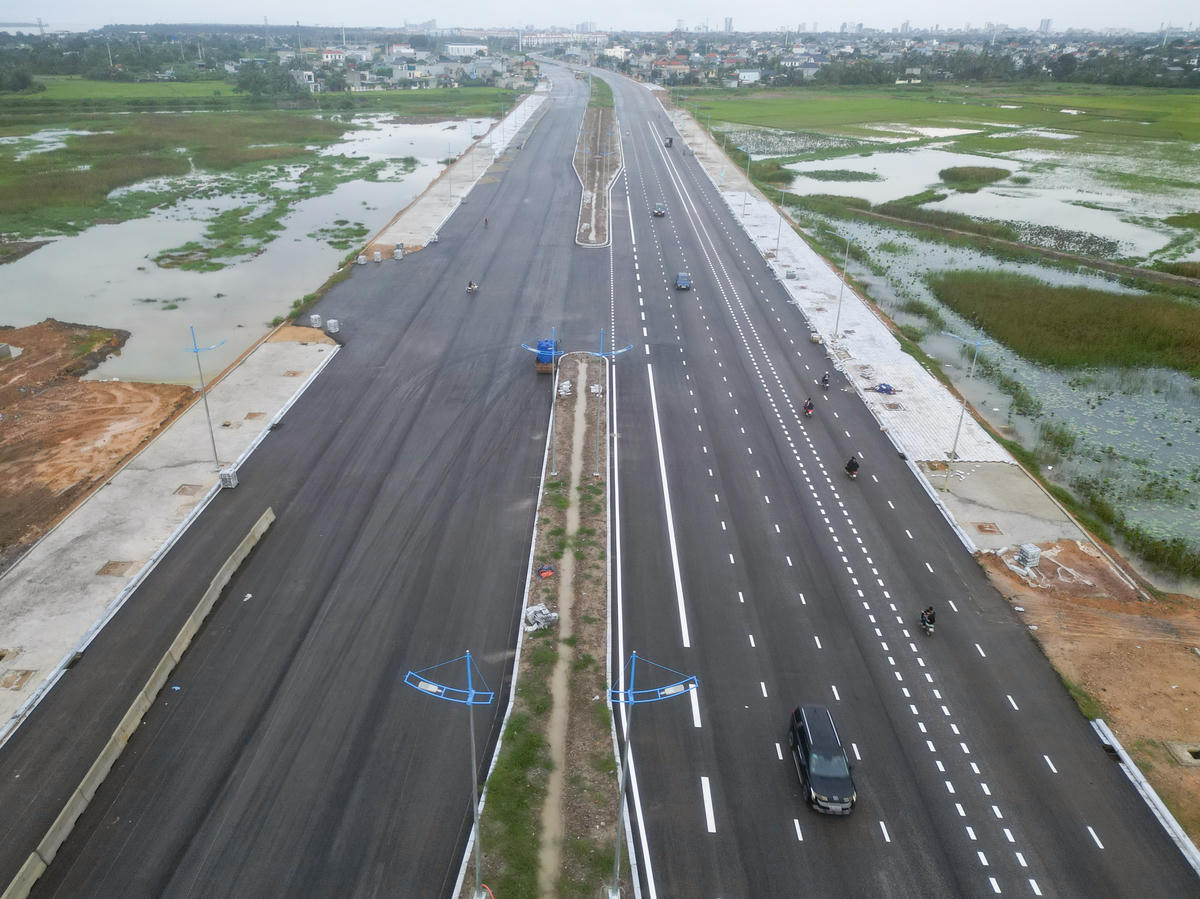 Hiện 2 đoạn thuộc dự án đang trong quá trình thi công nền đường, thảm nhựa, lắp hệ thống thoát nước, đường điện và các hạng mục liên quan. Ảnh: Đình Minh