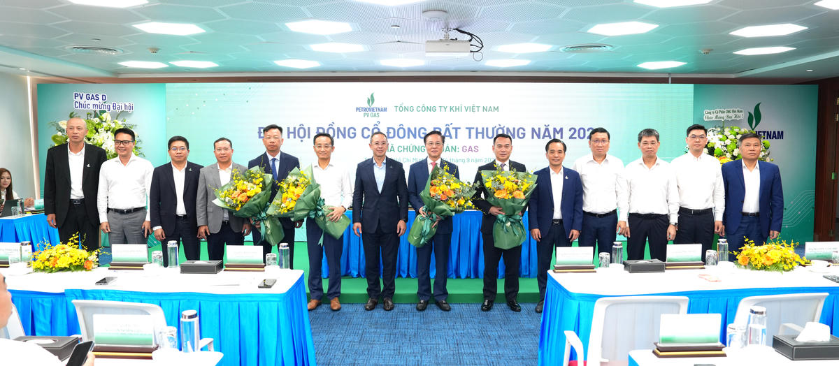 Thành viên HĐTV Petrovietnam Trần Bình Minh tặng hoa chúc mừng thành công của Đại hội&nbsp;