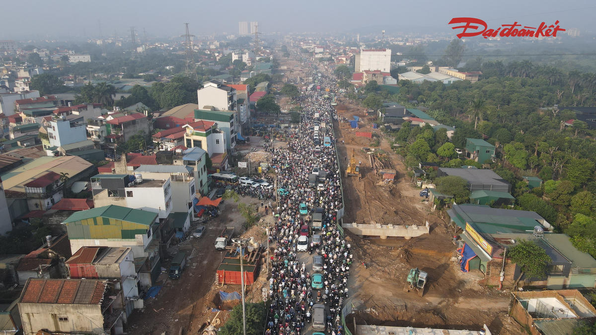 Theo ghi nhận, do mực nước sông Đáy dâng cao, lực lượng chức năng tổ chức cấm phương tiện qua cầu Đại Thành, cầu 72 và cầu Tân Phú nhằm đảm bảo an toàn. Việc 3 cây cầu cùng bị cấm lưu thông khiến các phương tiện buộc phải tìm hướng di chuyển khác. Lượng lớn xe dồn lên Quốc lộ 6 khiến tuyến đường nhanh chóng rơi vào cảnh ùn tắc nghiêm trọng.
