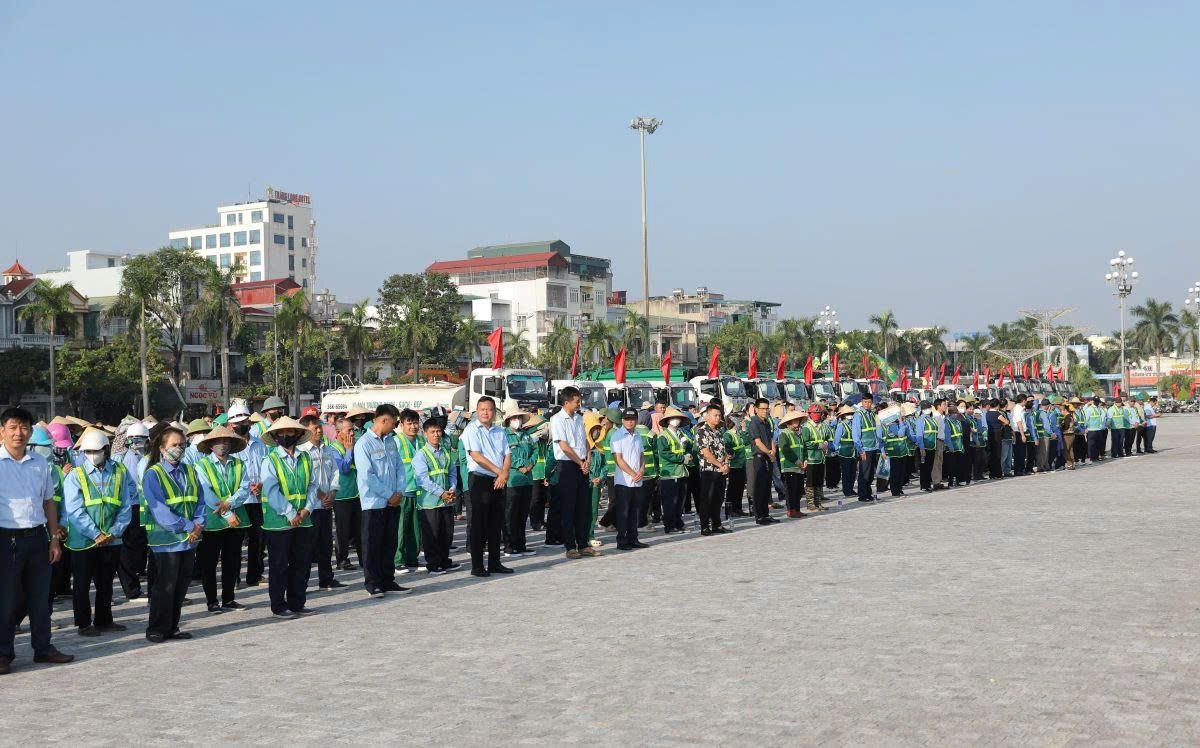 Các đơn vị tham gia lễ ra quân vệ sinh môi trường, khơi thông hệ thống tiêu, thoát nước và khắc phục hậu quả sau mưa lũ. Ảnh: Phong Sắc