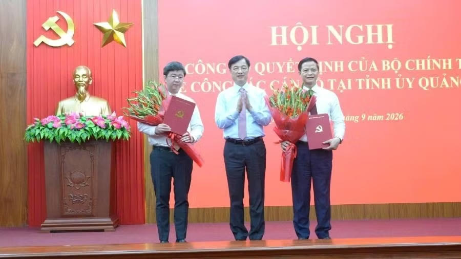 Đồng chí Nguyễn Duy Ngọc, Ủy viên Bộ Chính trị, Bí thư Trung ương Đảng, Trưởng Ban Tổ chức Trung ương trao quyết định và tặng hoa chúc mừng 2 đồng chí Vương Quốc Tuấn (bên phải) và Bùi Hoàng Phương. (Ảnh: HG).