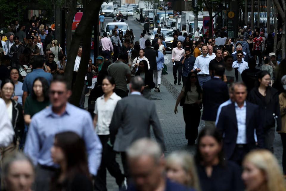 Người dân đi lại tại khu mua sắm Pitt Street Mall ở Sydney, Australia. Nguồn: Reuters.