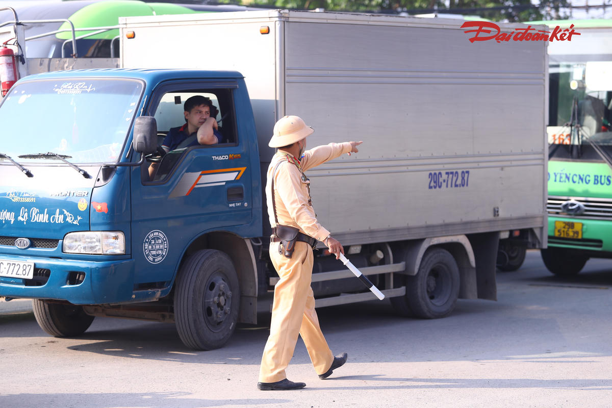 Lực lượng chức năng căng mình phân luồng, điều tiết giao thông nhưng Quốc lộ 6 vẫn ùn tắc kéo dài, phương tiện di chuyển khó khăn.