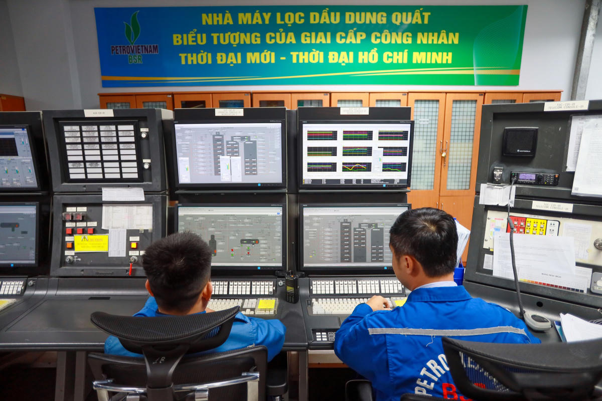 Nhân sự làm việc tại Phòng Điều khiển Trung tâm của NMLD Dung Quất do BSR quản lý, vận hành.