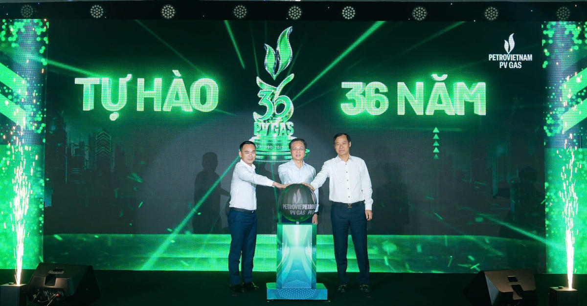 Bí thư Đảng ủy, Chủ tịch HĐQT Bùi Minh Tiến; Tổng Giám đốc Dương Trí Hội và Chủ tịch Công đoàn Trần Xuân Thành thực hiện nghi thức chúc mừng kỷ niệm 36 năm thành lập PV GAS