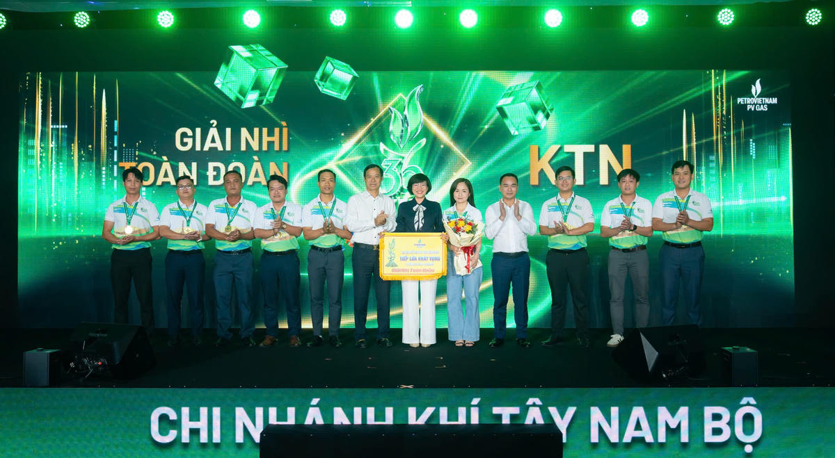 Tổng Giám đốc PV GAS Dương Trí Hội và Chủ tịch Công đoàn PV GAS Trần Xuân Thành trao giải Nhì toàn đoàn cho KTN