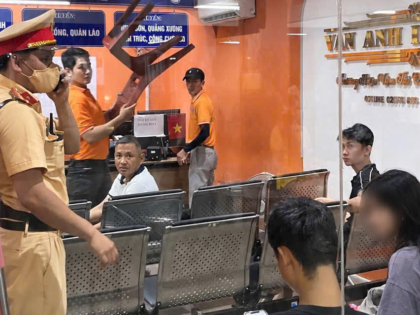 CSGT truy vết taxi, tìm thấy nữ sinh tại Bến xe Nước Ngầm.