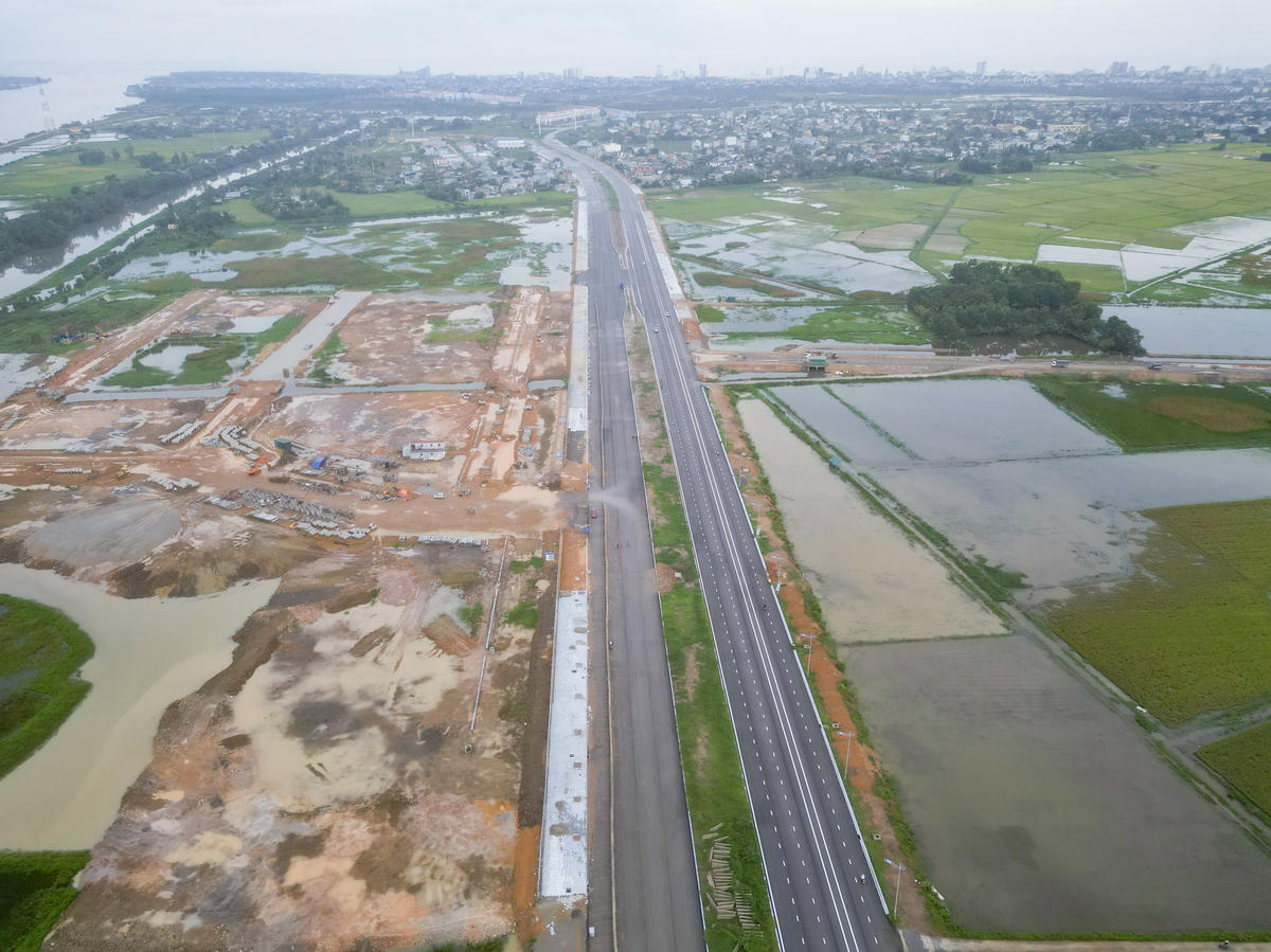 Ông Trần Thất Long - Phó Trưởng phòng điều hành dự án Sầm Sơn (thuộc BQLDA ĐTXD các công trình dân dụng và công nghiệp tỉnh) cho biết: Nằm trong giai đoạn 2 của dự án đại lộ Nam sông Mã, tại TP Sầm Sơn cũ, có 2 đoạn thuộc dự án, trong đó, đoạn 1 dài 1,9km, từ đường ven biển đến đường Trần Nhân Tông, tổng mức đầu tư 330 tỷ đồng (khởi công ngày 27/1/2024); đoạn 2 dài 2,05km, từ phía Đông QL 10 đến đường ven biển, tổng mức đầu tư gần 250 tỷ đồng (khởi công đầu năm 2025). Hiện cả 2 đoạn này đều nằm trên địa bàn phường Sầm Sơn. Ảnh: Đình Minh